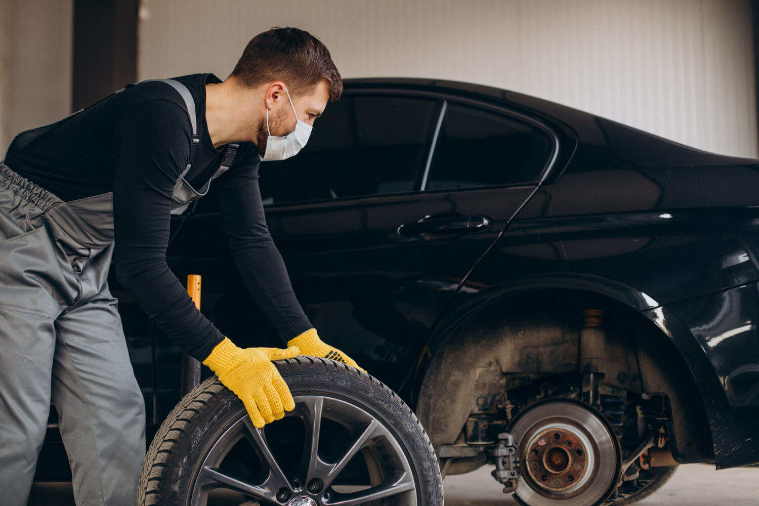 Aprenda a verificar pneus de carro