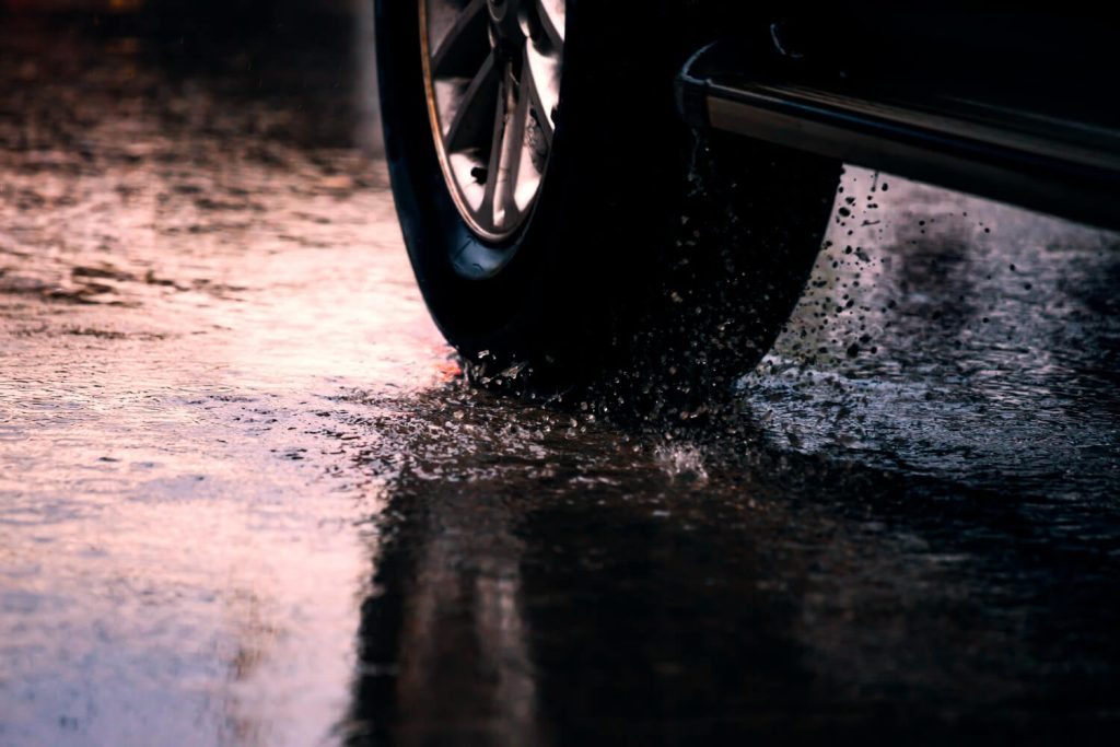 Dirigir na chuva: Aprenda a dirigir com segurança