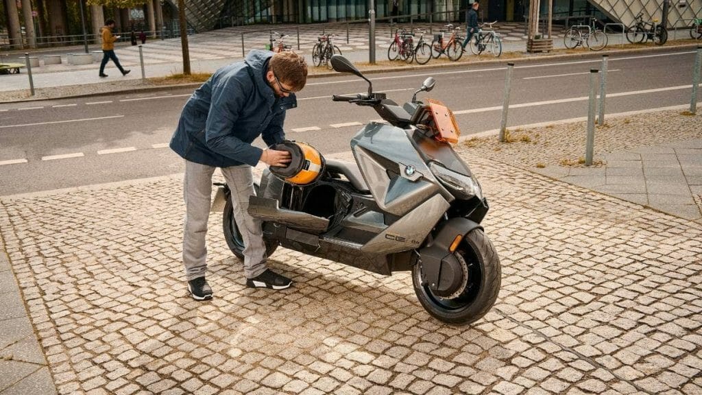 A incrivel scooter cyberpunk da BMW