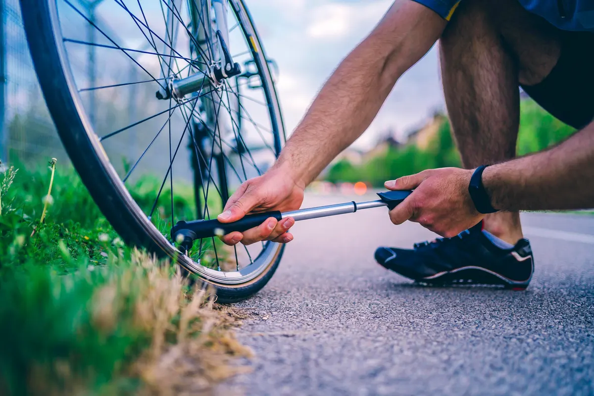 como encher pneu de bicicleta