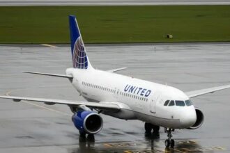 Briga de comissários atrasa voo da United em 4 horas; entenda o caso