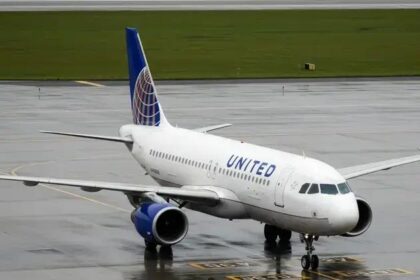 Briga de comissários atrasa voo da United em 4 horas; entenda o caso