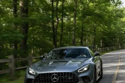 Mercedes-AMG GT 43: Menos cilindros e mais diversão? Veja o review