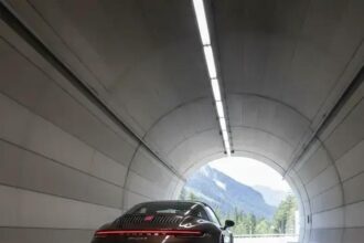 Porsche inova com 'Modo Túnel' que aumenta o ronco do motor e abre janelas