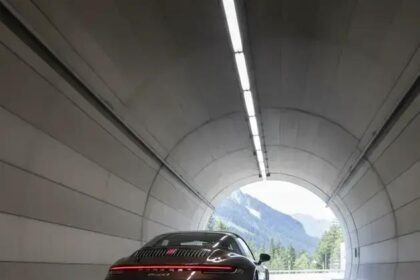 Porsche inova com 'Modo Túnel' que aumenta o ronco do motor e abre janelas