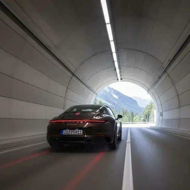 Porsche inova com 'Modo Túnel' que aumenta o ronco do motor e abre janelas