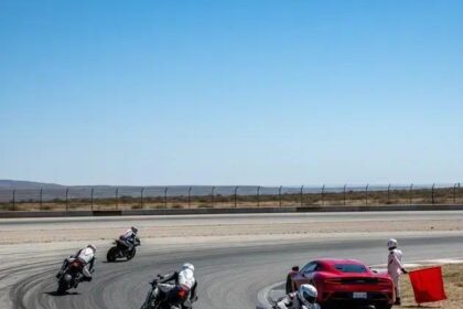 Que loucura! Tesla entra em pista durante corrida de moto ao vivo