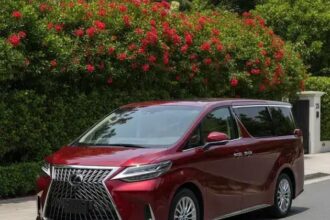 Lexus LM500h 2025: Luxo de primeira classe sobre rodas. Vale a pena?