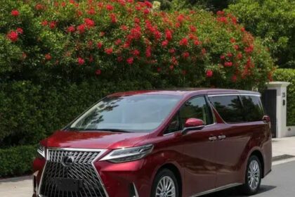 Lexus LM500h 2025: Luxo de primeira classe sobre rodas. Vale a pena?